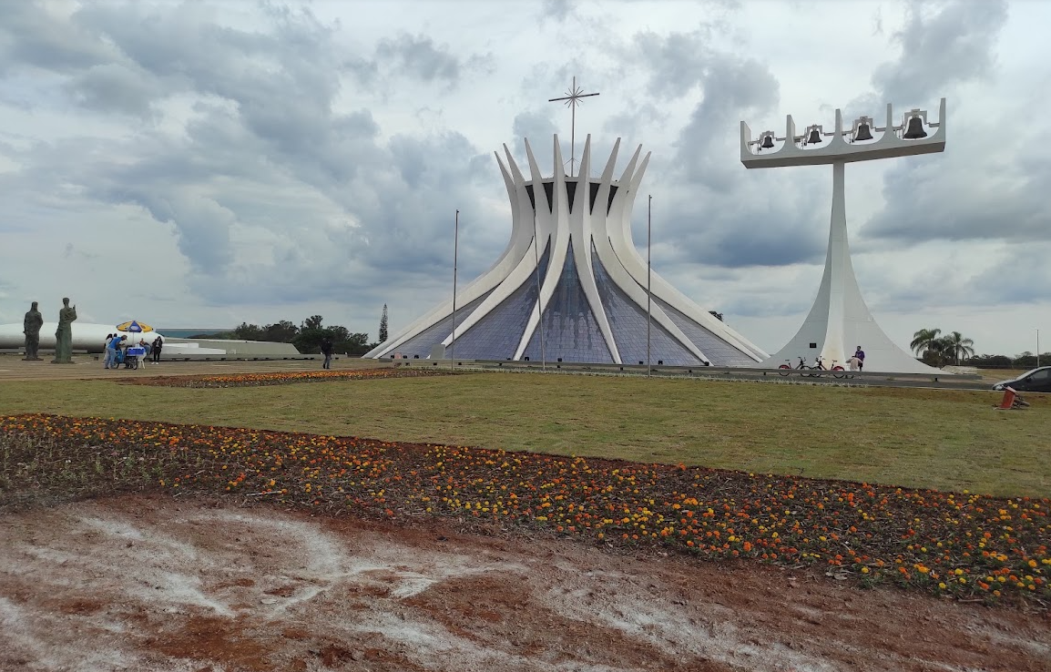 Paisagismo implantado em área pública de Brasília